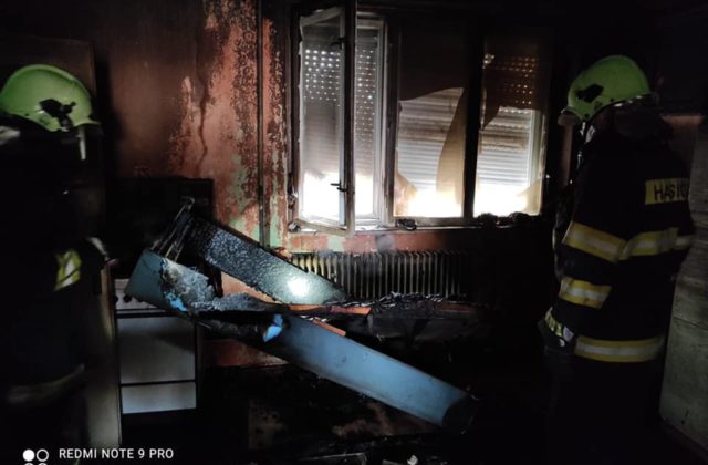 V obci Komjatice vypukol v rodinnom dome požiar, neprežila jedna osoba (foto)