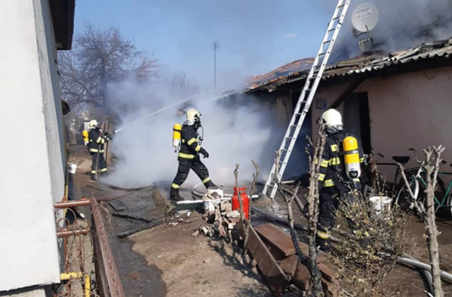V Komjaticiach horel dom, zahynula jedna osoba a viacerých evakuovali