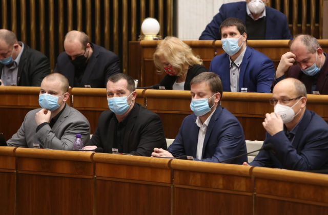 Mazurek a ďalší poslanci chcú zakázať diskrimináciu nezaočkovaných ľudí, do parlamentu predložili novelu zákona