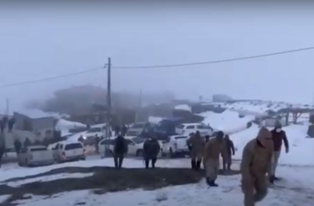 Neďaleko tureckého mesta Tatvan spadol vrtuľník, zomrelo deväť vojakov (video)