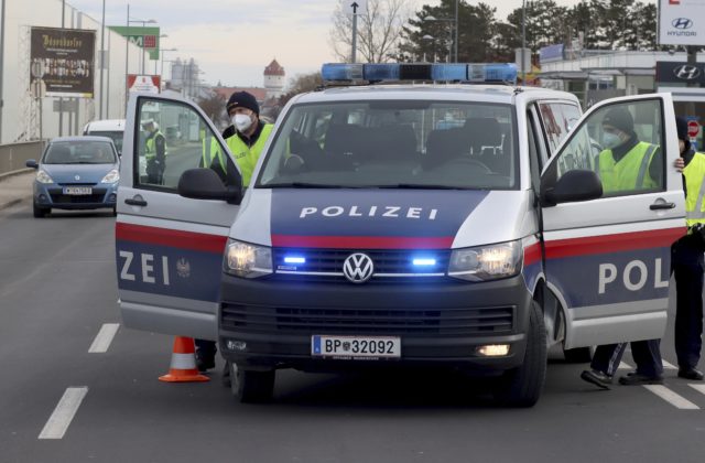 Neďaleko Viedne našli v aute mŕtvu ženu a iba štvorročné dievčatko, obe niekto zastrelil