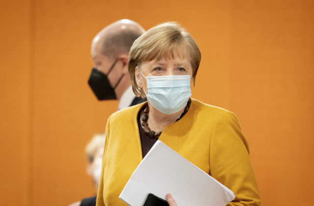 Pokuty za zmeškané očkovanie sú pre Merkelovej vládu neprípustné, ľudí chcú motivovať a nie odstrašiť