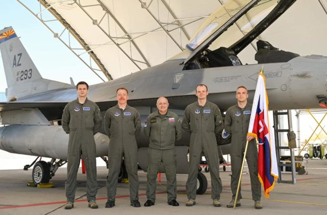V USA sa v súčasnosti pripravuje osem budúcich slovenských pilotov, lietať budú na stíhačkách F-16