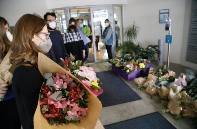 Baťová po „náklade“ od Matoviča dostala desiatky kytíc kvetov od svojich podporovateľov (video)