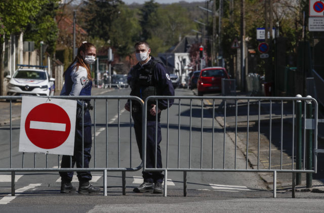 S vražedným útokom na policajtku neďaleko Paríža spájajú ďalších päť ľudí