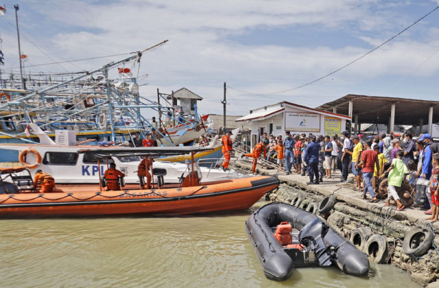 Rybárska loď v Indonézii narazila do nákladného plavidla, nezvestných je 17 ľudí