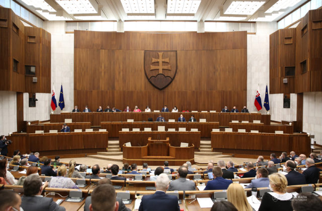 Poslanci strávili v parlamente 96 rokovacích dní, schôdze o Kolíkovej aj Mikulcovi boli zrušené