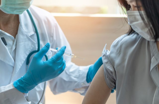 Koľko Slovákov nesúhlasí s očkovaním detí mladších ako 16 rokov? Proti sú voliči viacerých politických strán
