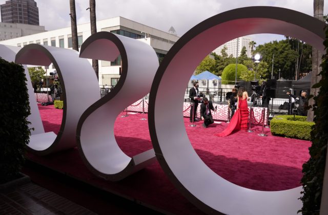 Oscar 2021 (víťazi, fotografie): Sošky majú aj Anthony Hopkins a Chloé Zhao, Krajina Nomádov je najlepší film