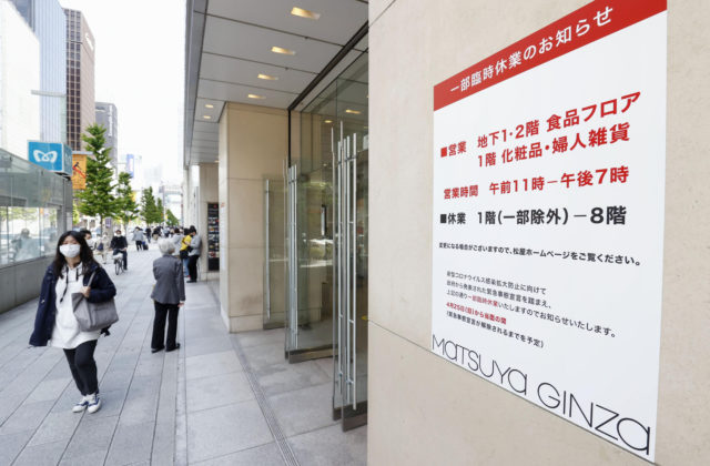 Japonsko zatvorilo obchodné domy aj bary, o účinnosti opatrení však pochybujú