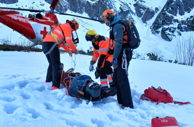 Skialpinista odtrhol v Tatrách doskovú lavínu, ratovali ho leteckí aj horskí záchranári (foto)