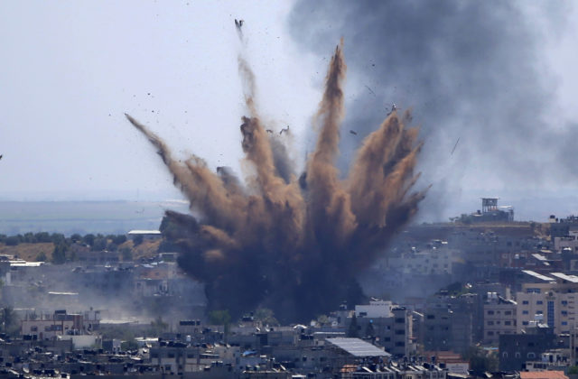 V Izraeli sa násilnosti rozšírili do viacerých miest, v Pásme Gazy zahynuli už desiatky ľudí