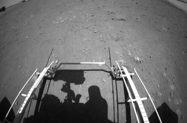 Čínsky rover Ču-žung zišiel z pristávacej platformy na povrch Marsu a začal prieskum terénu