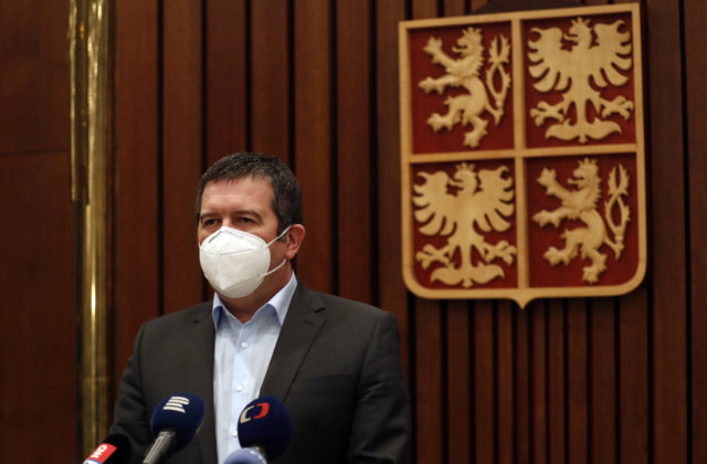 Hamáček považuje článok o výbuchu vo Vrběticiach za očierňovanie, vysúdiť chce milióny českých korún