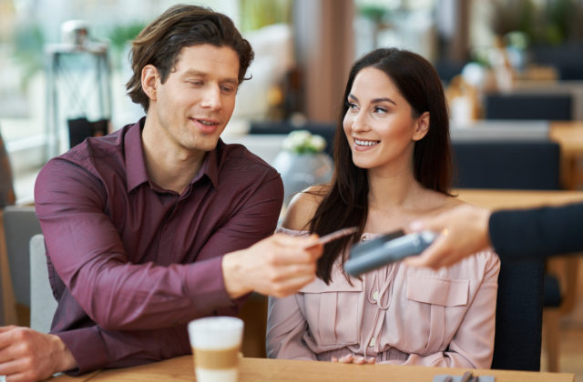 Ktorý spôsob platenia za účet na prvom rande je najobľúbenejší? Gastrolístky si určite schovajte