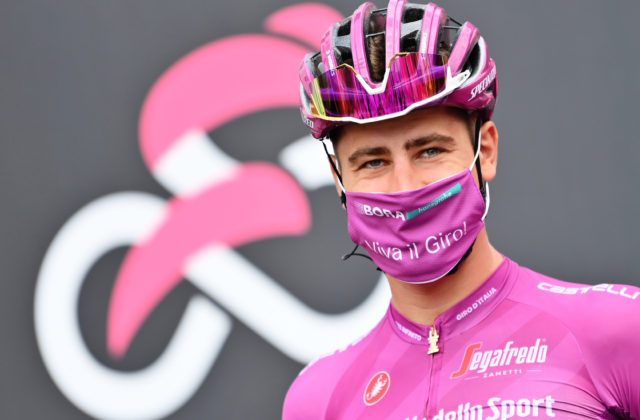 Bernal sa stal víťazom Giro d’Italia, Sagan získal za bodovaciu súťaž svoj prvý cyklámenový dres (video)