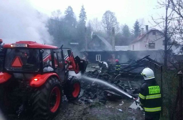 Požiar v Liptovských Revúcach narobil množstvo škôd, horelo šesť rodinných domov (foto)