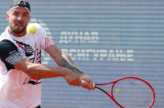 Martin dlho vzdoroval Djokovičovi na turnaji ATP v Belehrade, so semifinále sa však lúči s kanárom (video)