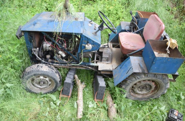 Traktor sa zošmykol a zacúval do priekopy, vodič zraneniam na mieste podľahol (foto)