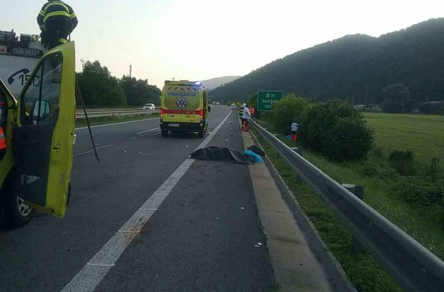 Chodec na R1 neprežil zrážku s autom, rýchlostnú cestu za Žiarom nad Hronom museli uzavrieť (foto)