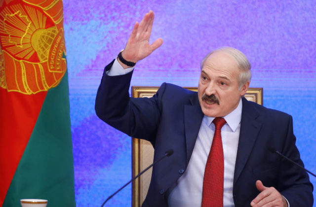 Lukašenko pritvrdzuje proti opozícii, protestujúcim v Bielorusku hrozí niekoľkoročné väzenie,