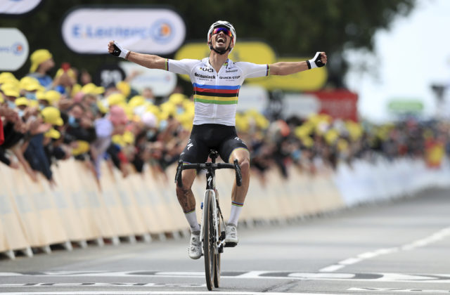 Tour de France 2021 (1. etapa): Alaphilippe vyhral a získal žltý dres, Sagan sa zaplietol do pádu (video+foto)