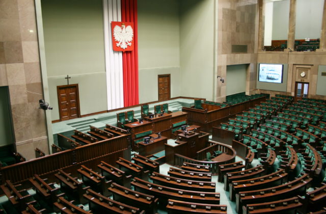 Vládna koalícia v Poľsku stratila tesnú väčšinu v parlamente, keď ju opustili traja poslanci