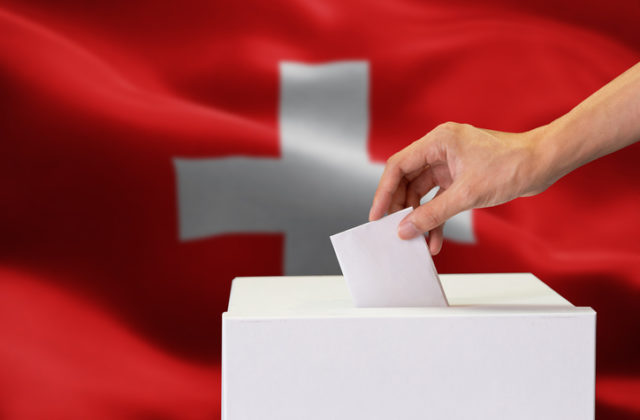Švajčiarski voliči v referende tesne odmietli zákon podporujúci boj s klimatickou krízou