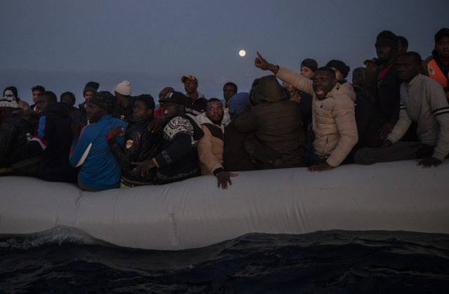 Za víkend zachránilo tuniské námorníctvo v Stredozemnom mori viac než 400 migrantov