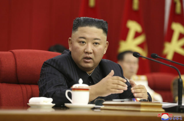 Kim Čong-un sa vyhráža použitím jadrových zbraní, hrozby využíva ako zásterku pre ekonomické problémy v krajine