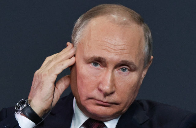 Lavrov zamietol tvrdenia o chorobe Putina, žiadny príčetný človek nemôže na prezidentovi vidieť zdravotné problémy