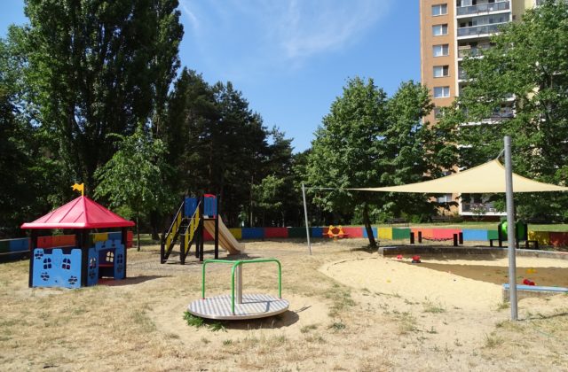 Detské ihrisko v bratislavskej Karlovej Vsi zrekonštruujú, slúžiť bude aj zdravotne znevýhodneným deťom