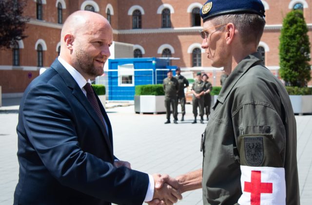 Minister Naď ocenil rakúskych vojakov, ktorí pomáhali pri celoplošnom testovaní na Slovensku (foto)
