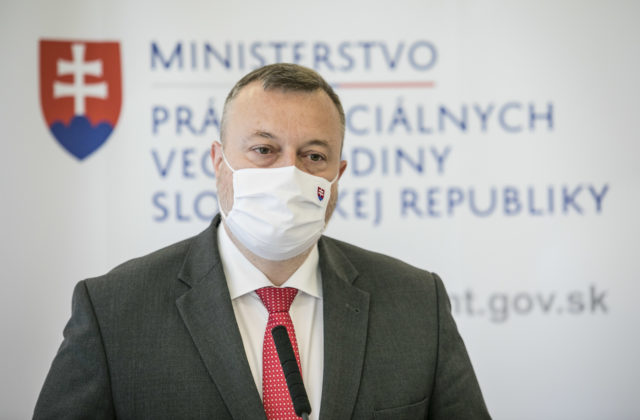 Vláda schválila Krajniakov infekčný príplatok 405 eur, chce takto oceniť ľudí v prvej línii v boji s COVID-19