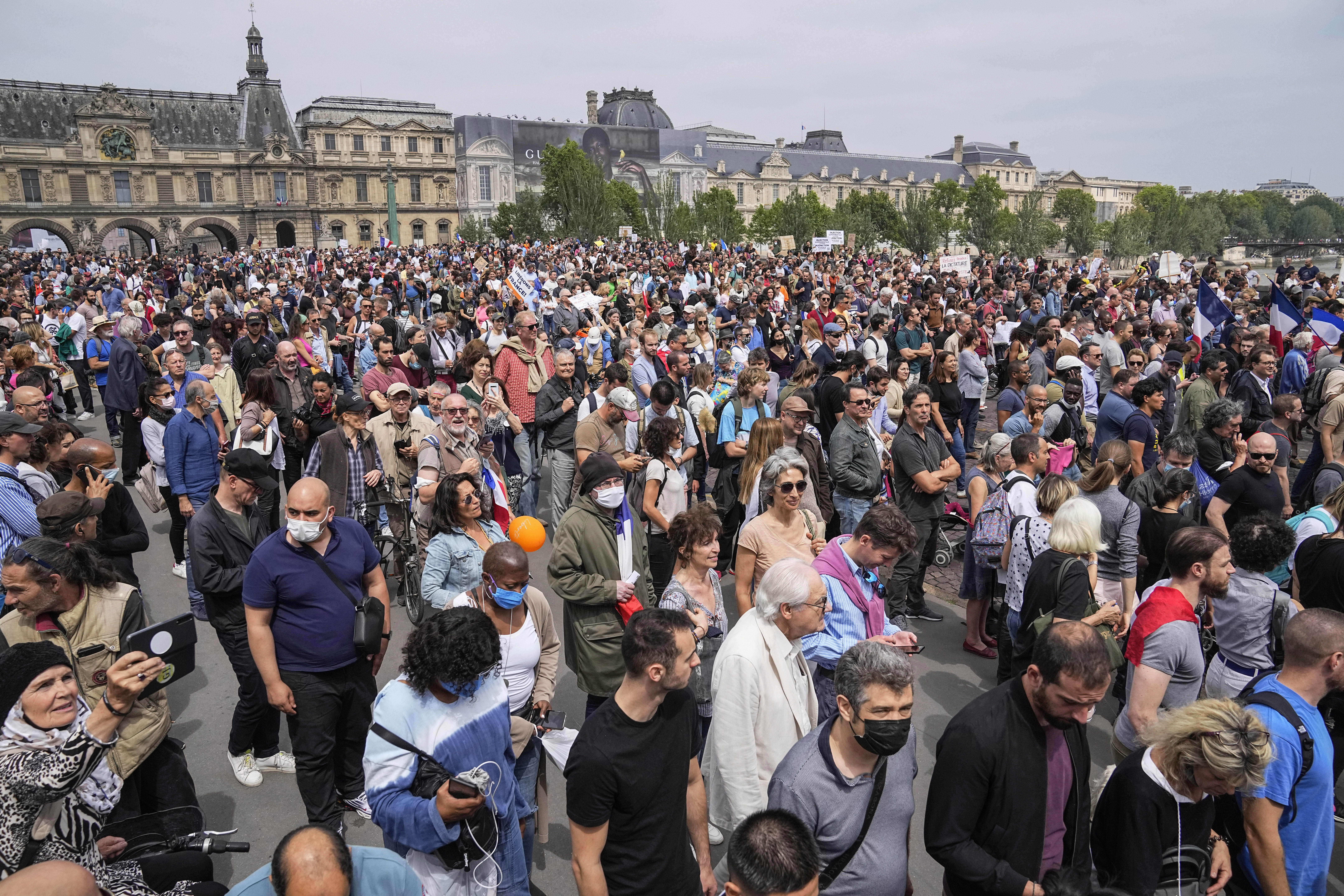 Viac ako 100-tisíc Francúzov protestovalo proti vládnym opatreniam, odmietajú očkovanie (video)