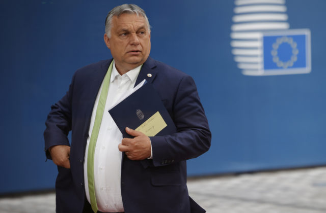 Orbán plánuje k spornému zákonu proti LGBT komunite vyhlásiť referendum, ľudu našepkáva odpovede