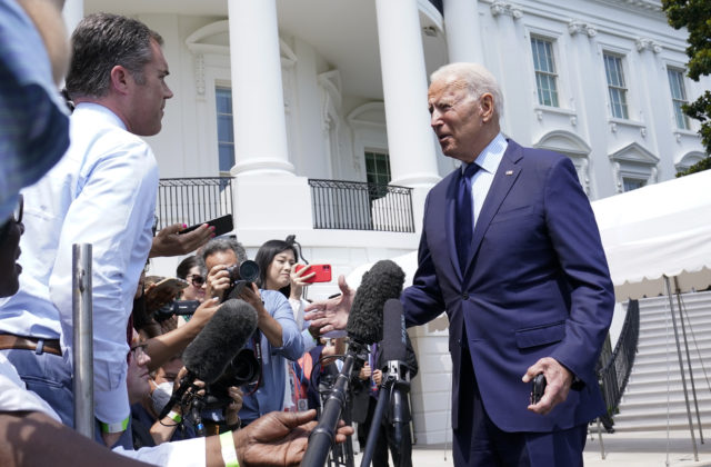 Joe Biden naznačil skoré obnovenie cestovania medzi Spojenými štátmi a Európou