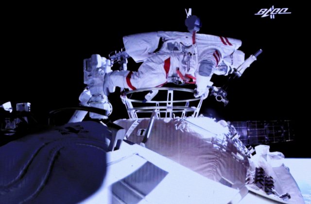 Čínski kozmonauti vystúpili do vesmíru, aby na stanici Tchien-che nainštalovali robotické rameno