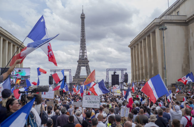Francúzi opäť protestujú proti pandemickým opatreniam, nahneval ich návrh certifikátov o zdravotnom stave (video)