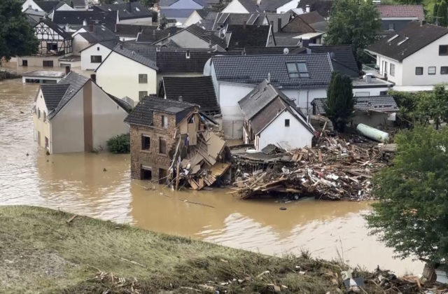 Európu zasiahli mohutné dažde. Obete hlásia z Nemecka aj Belgicka a množstvo ľudí je nezvestných (video+foto)
