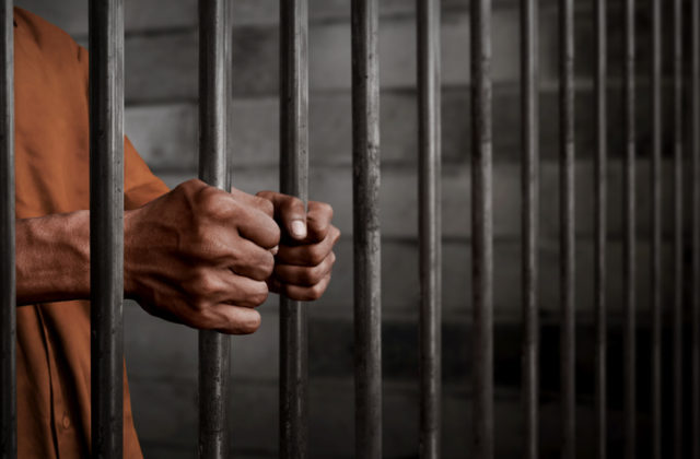 Vo väzení pri Neapole bili väzňov, viac ako 50 dozorcov suspendovali (video)