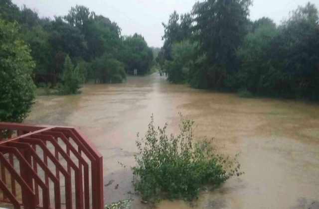 Hasiči zasahovali v Prešovskom kraji pre silné búrky, šesť obcí vyhlásilo povodňovú aktivitu
