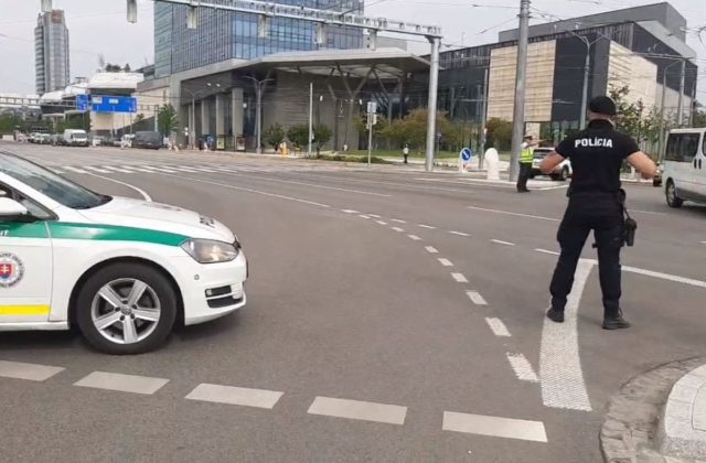 Policajti museli evakuovať centrum Bratislavy, leteckú bombu zlikvidujú mimo mesta (video+foto)