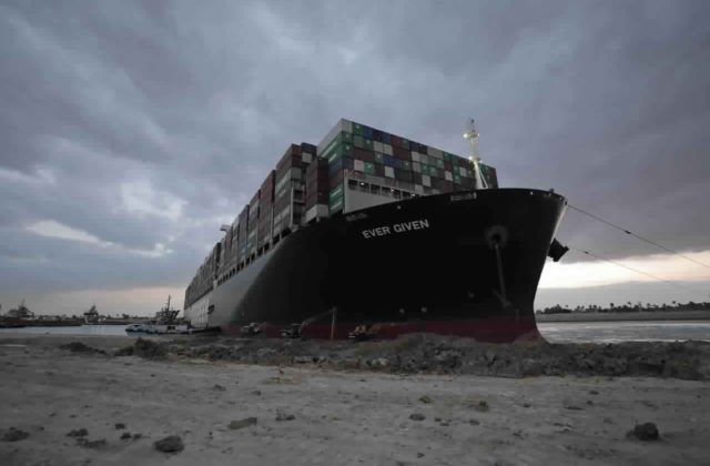 Loď Ever Given, ktorá blokovala Suezský prieplav, vyplávala. Čaká ju ešte prehliadka potápačmi