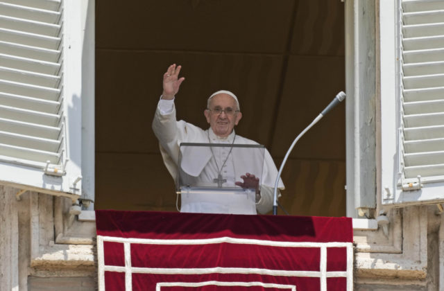 Vatikánsky denník žiada západné krajiny o prijatenie afganských utečencov, pápež vyzýva na modlitby