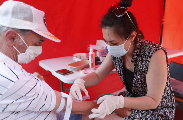 Budapešť ponúka bezplatné testovanie protilátok proti koronavírusu, má obavy z nedostatočnej ochrany vakcín