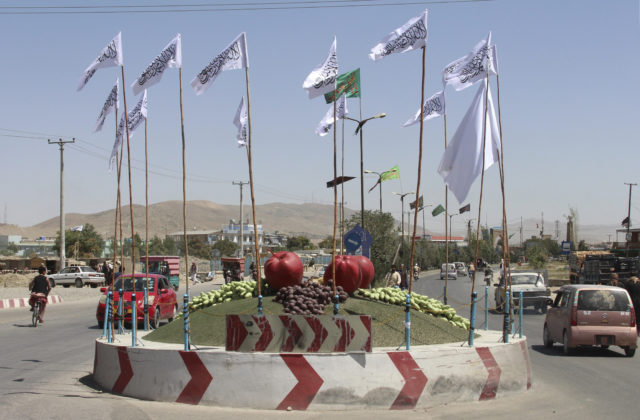 Taliban je už na predmestiach Kábulu, vyjednávači smerujú do prezidentského paláca