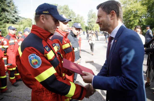 Slovenských hasičov čakalo po návrate z Grécka doma vrúcne privítanie, dostali medailu a finančnú odmenu (foto+video)
