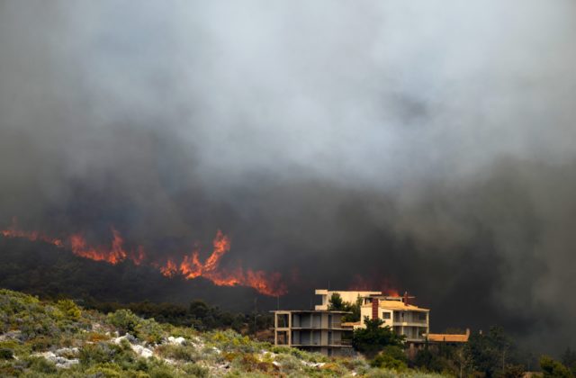 Veľký lesný požiar vyčína severozápadne od Atén, hasiči s ním bojujú už tretí deň