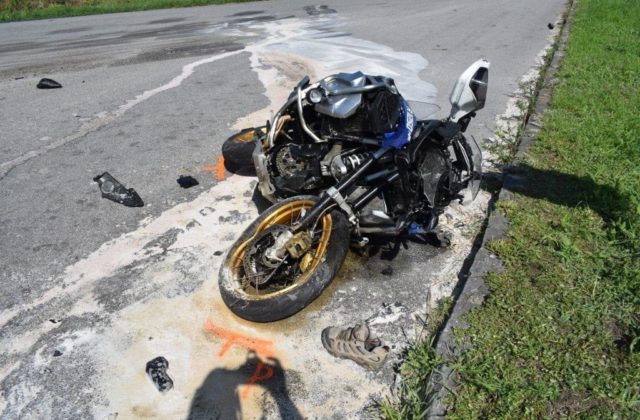 Dôchodkyňa za volantom si pri odbočovaní zrejme nevšimla motorkára, muž zraneniam podľahol (foto)
